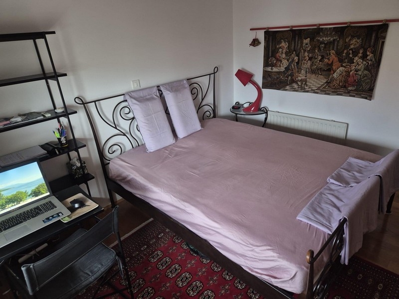 Camera da letto con letto matrimoniale e scrivania