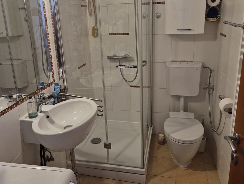 Bagno con doccia e lavatrice