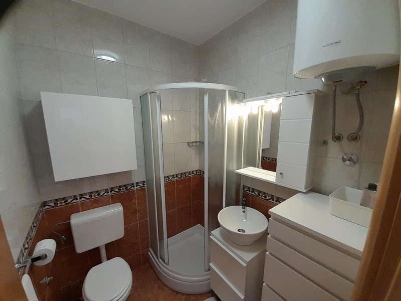 Bagno con doccia, lavabo e WC