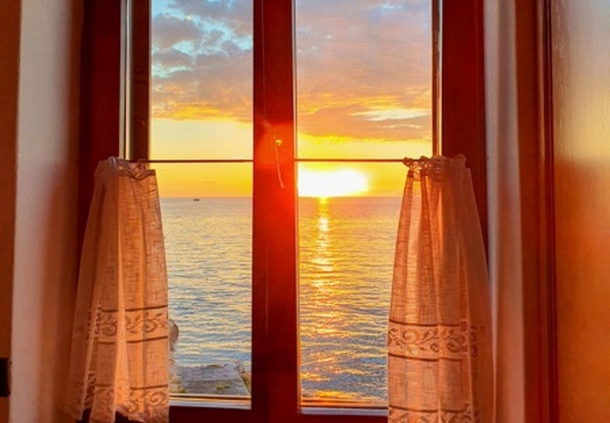 Appartamento a Rovinj con vista dalla finestra sul tramonto