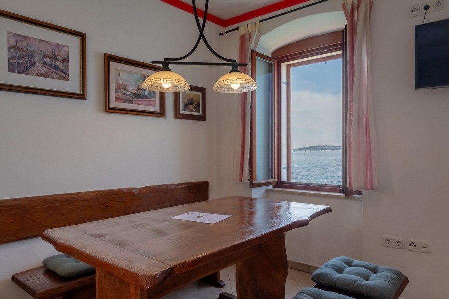 Sala da pranzo con splendida vista sulla riva del mare di Rovinj, Istria.