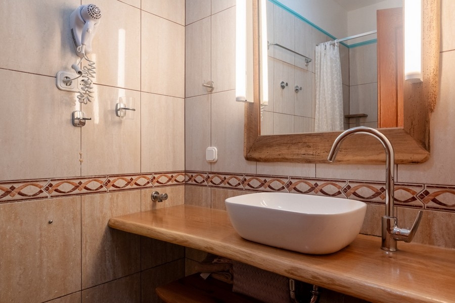 Il moderno bagno dell'immobile.