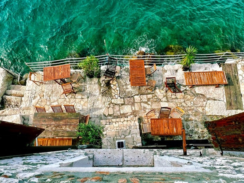 Passerelle in legno e piattaforme per i bagni sull'acqua turchese