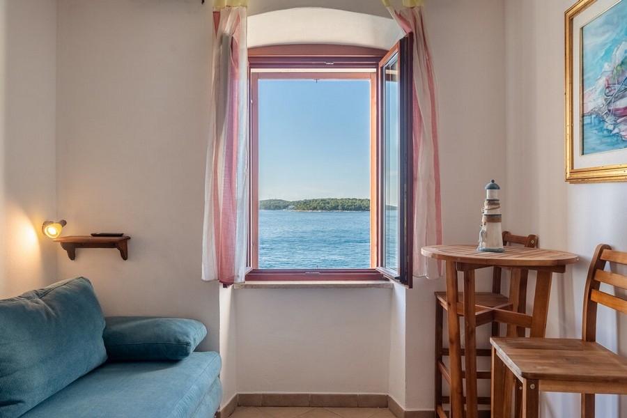 Appartamento direttamente sul mare in vendita a Rovinj, Istria.