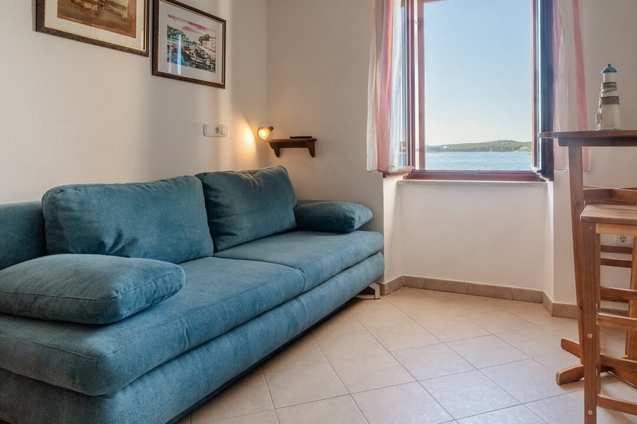 Divano nel soggiorno e vista sul mare.