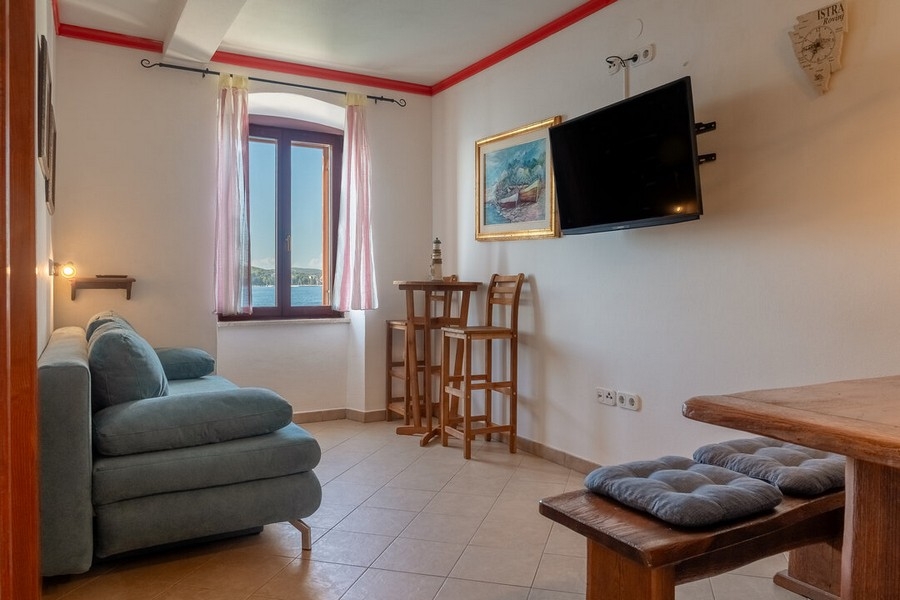 Anche dalla zona pranzo dell'immobile A3793 si gode una bellissima vista mare.