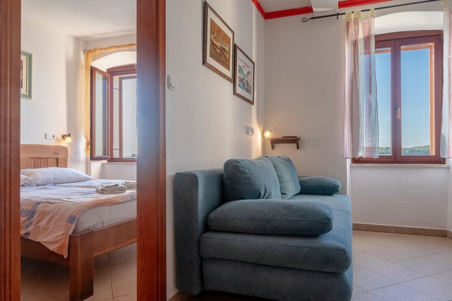 Vista sulla camera da letto dalla zona pranzo.