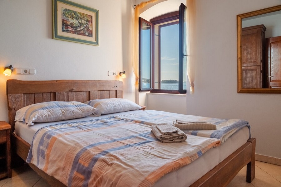 Anche dalla camera da letto si gode una bellissima vista mare.