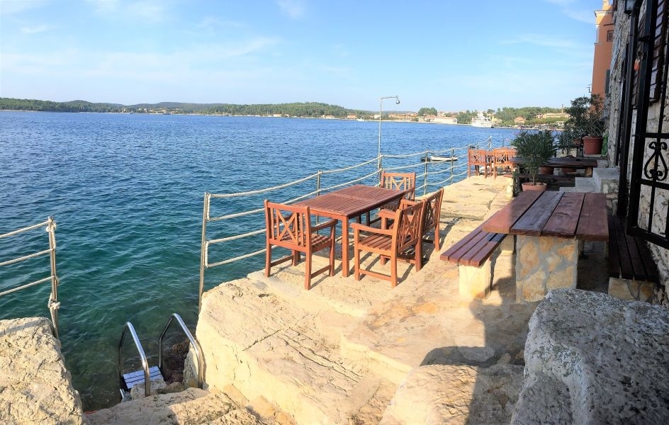 Terrazza direttamente sulla riva del mare.