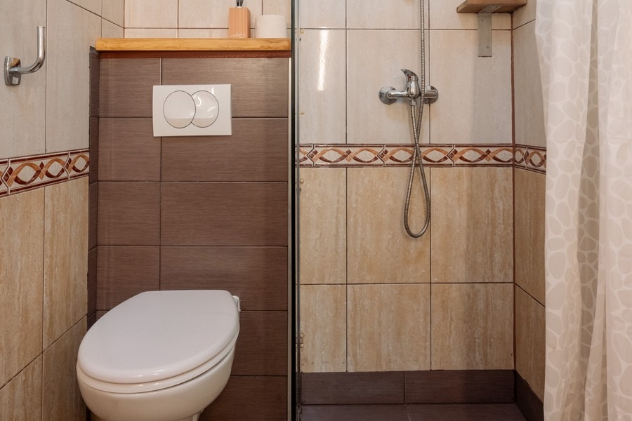 Bagno con doccia.