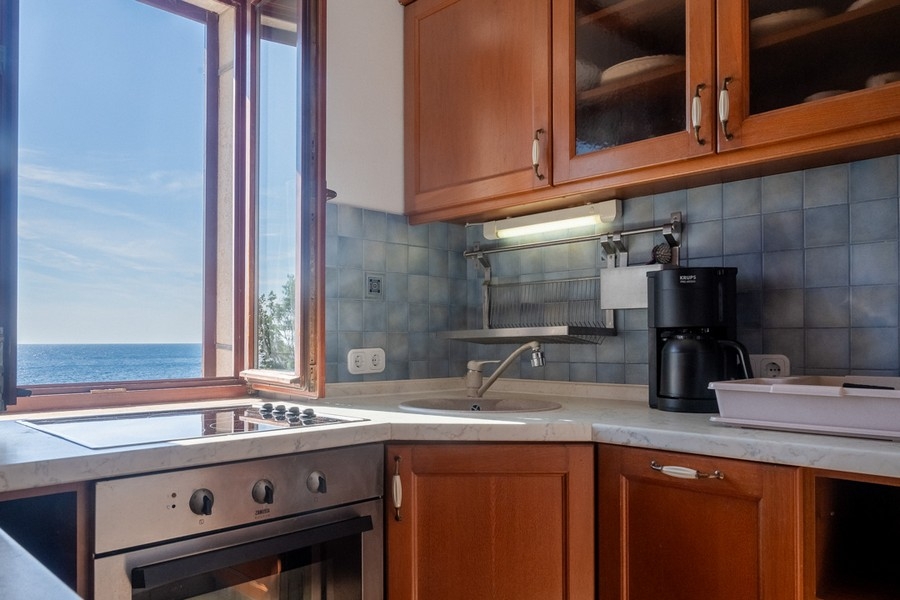 Cucina con vista mare.