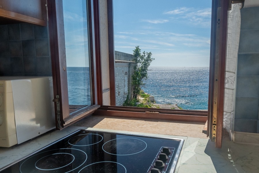 L'appartamento offre vista mare.