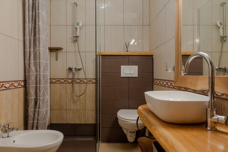 Bagno con doccia.