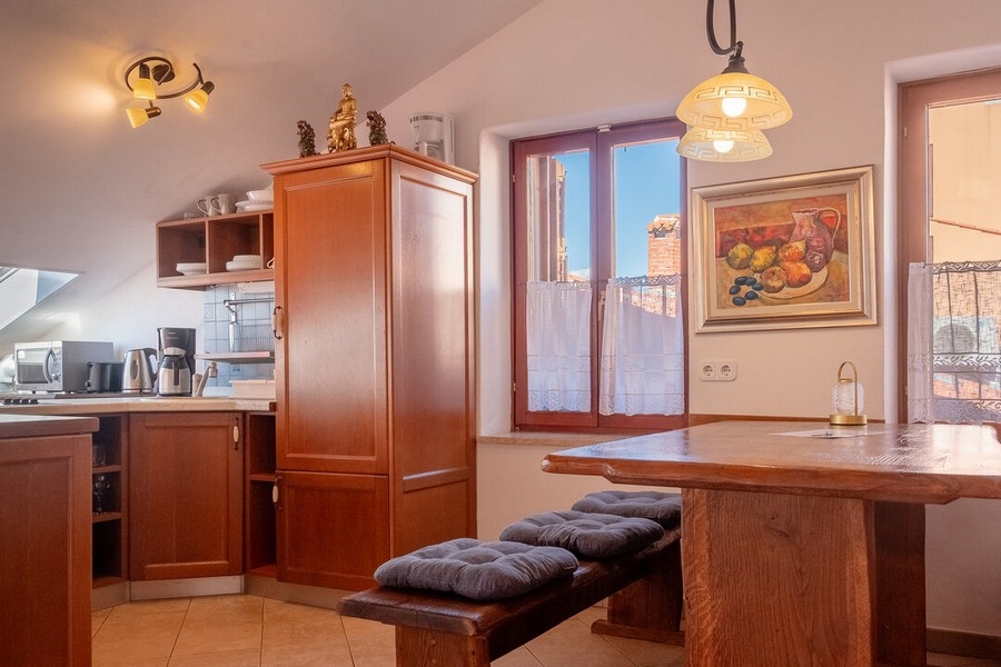 Zona pranzo con tavolo in legno e vista dalla finestra