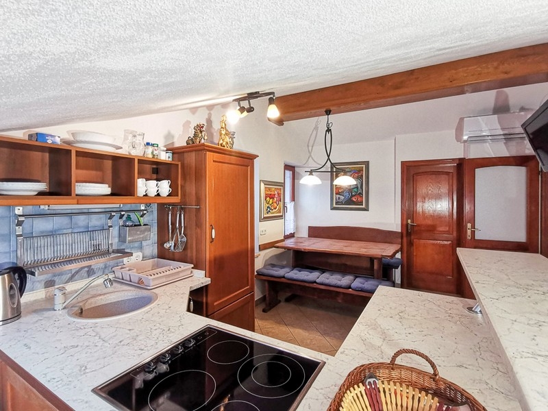 Cucina con ante in legno e dotazione completa