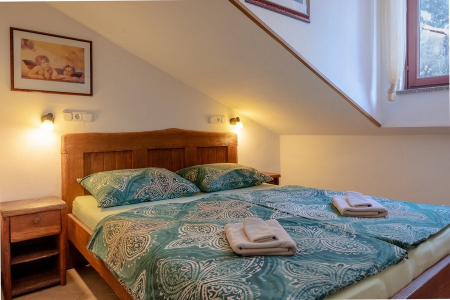 Camera da letto con letto matrimoniale e finestra sul tetto