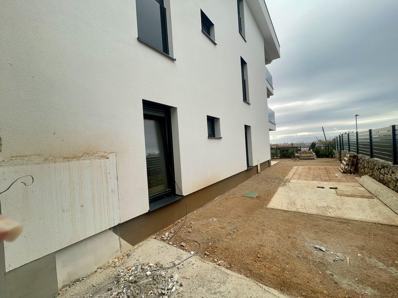 Appartamento al piano terra di nuova costruzione a Omisalj - vista esterna dell'edificio