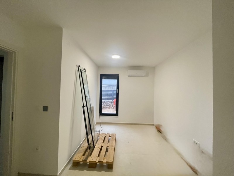Camera da letto con finestra e aria condizionata nell'appartamento al piano terra a Omisalj