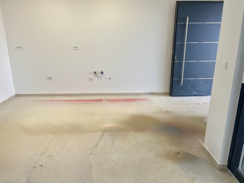 Ingresso e attacchi per la cucina dell'appartamento al piano terra a Omisalj