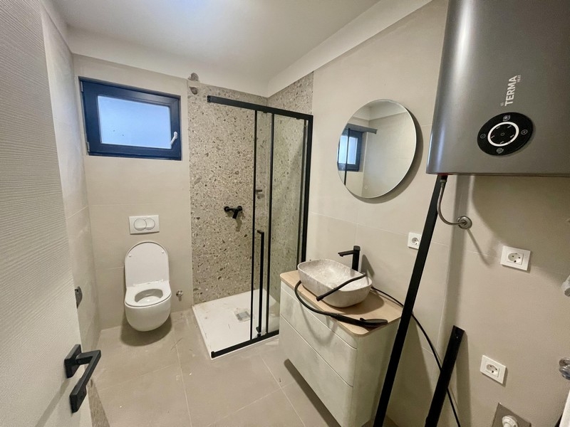 Bagno moderno con doccia nell'appartamento al piano terra a Omisalj