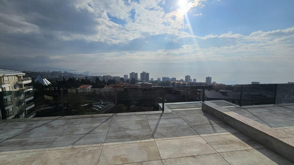 Appartamento di nuova costruzione a Rijeka con terrazza sul tetto sopra la città