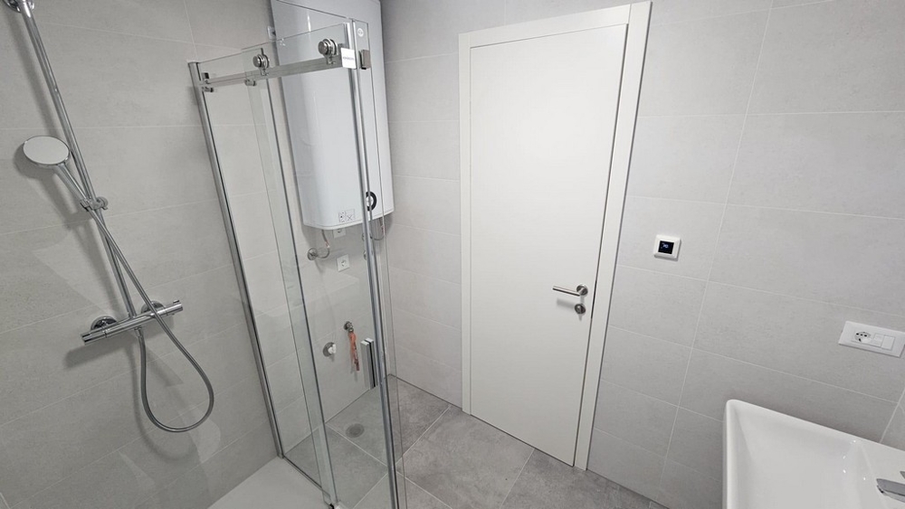 Bagno moderno con doccia