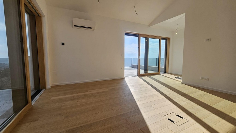 Soggiorno con accesso alla terrazza con vista mare