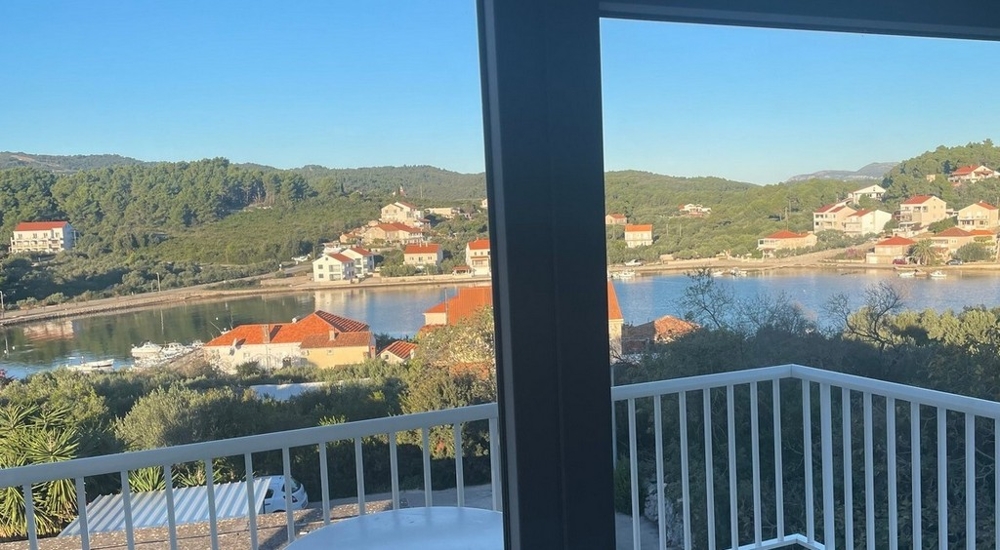 Vista dal balcone sulla baia e sul paese