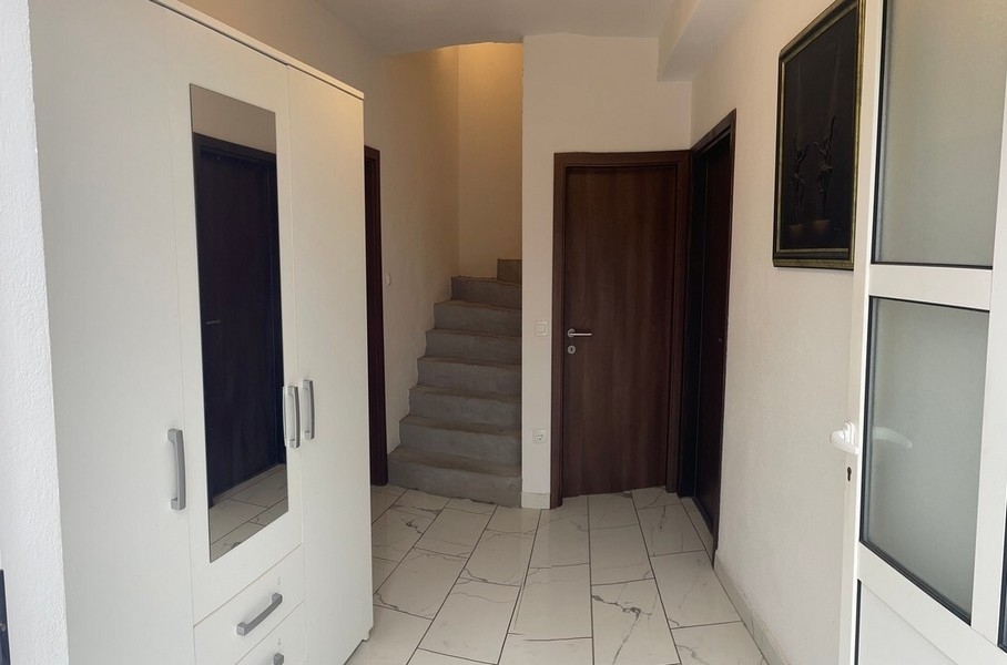 Ingresso con scala e mobili da incasso bianchi