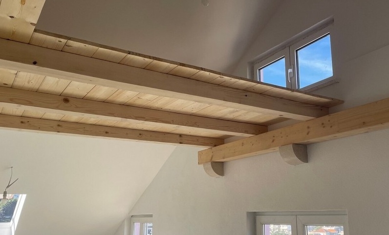 Travi in legno e livello soppalco sotto il tetto
