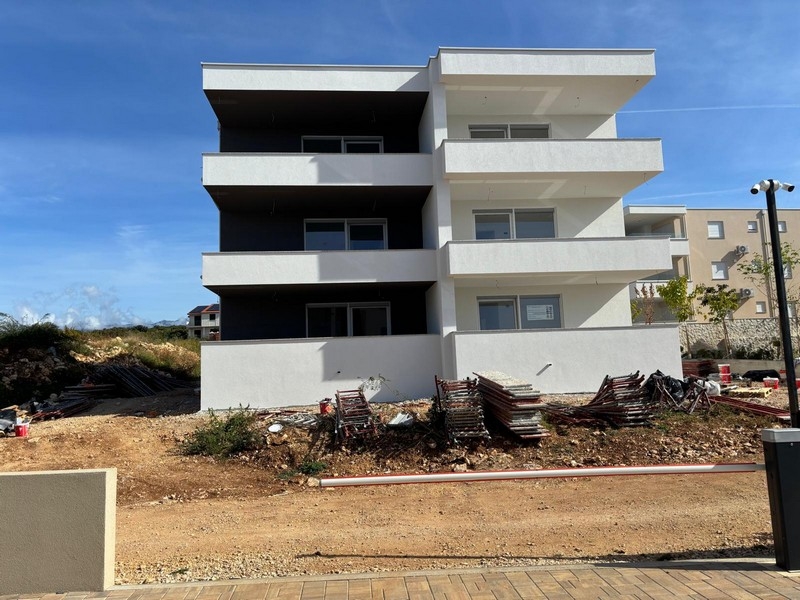 Edificio nuovo con tre piani di balconi in cantiere