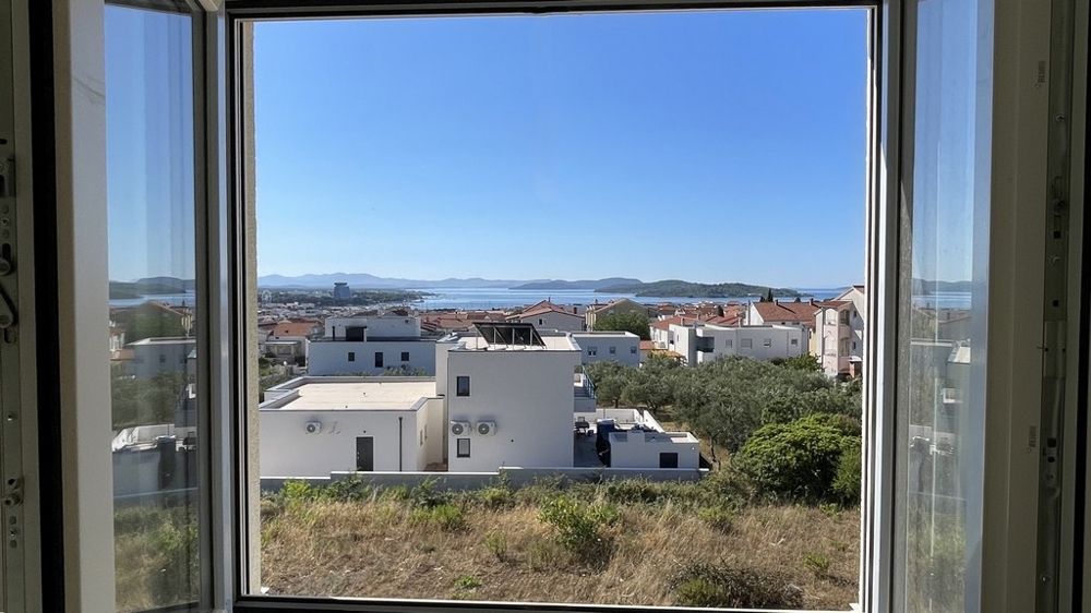 Vista dalla finestra su Vodice e sul mare