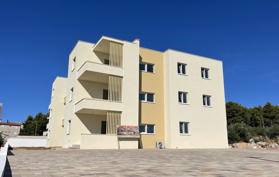 Vista attraverso le finestre dello stato grezzo sul mare e sulla zona residenziale