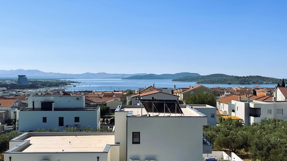 Zona giorno allo stato grezzo con locali aperti