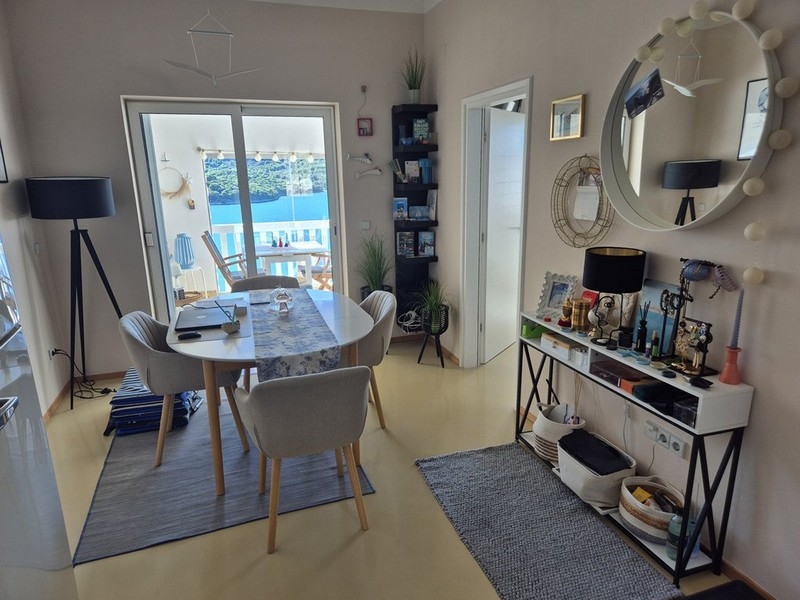 Zona pranzo e vista sul mare