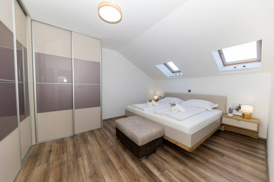 Camera da letto luminosa con due finestre sul tetto