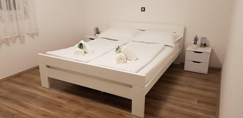 Camera da letto con letto matrimoniale e comodini