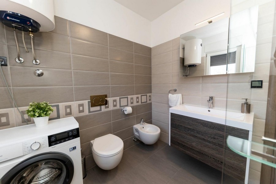 Bagno con lavatrice e doccia