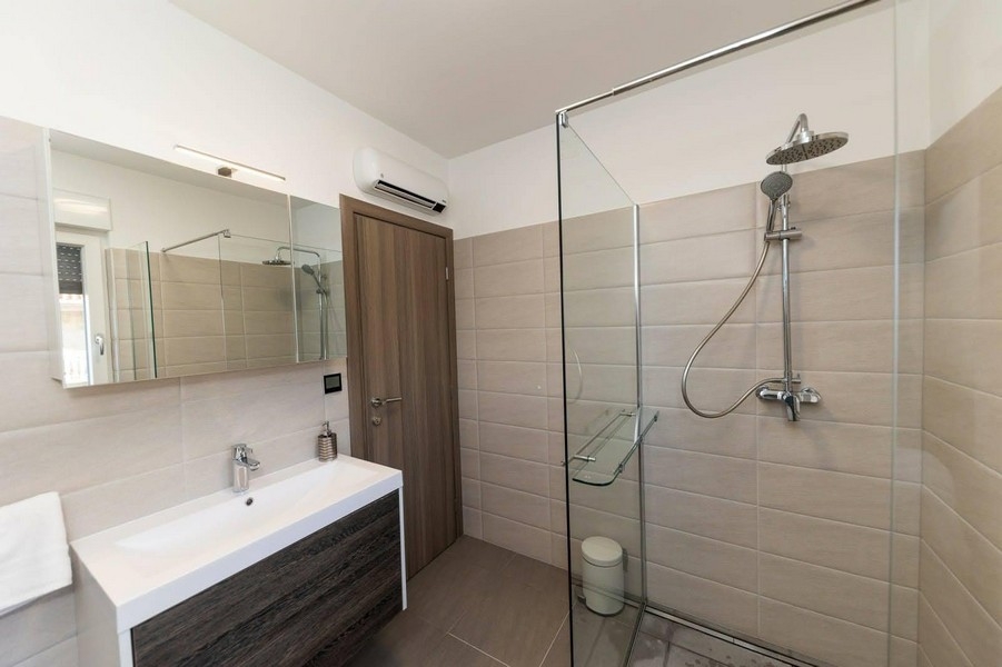 Bagno con doccia a filo pavimento