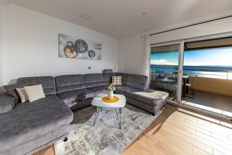 Soggiorno con accesso alla terrazza e vista mare