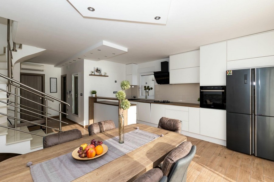 Cucina moderna con zona pranzo e accesso alla scala