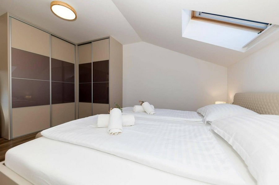 Camera da letto con finestra sul tetto e grande armadio