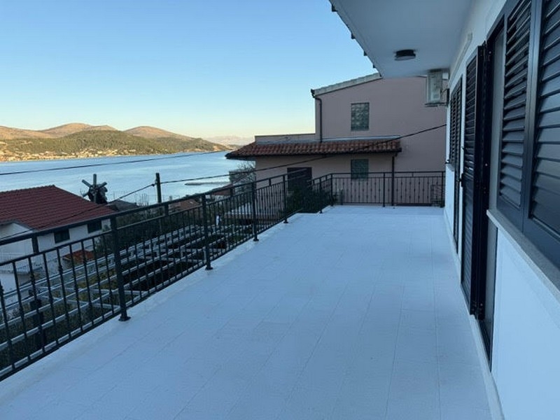 Appartamenti con vista mare in vendita vicino a Trogir in Croazia.