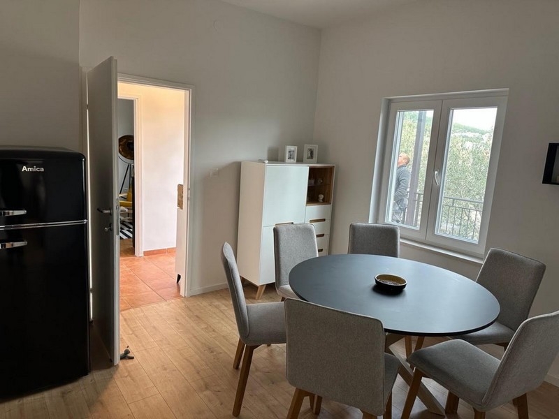 Sala da pranzo con tavolo rotondo e vista dalla finestra