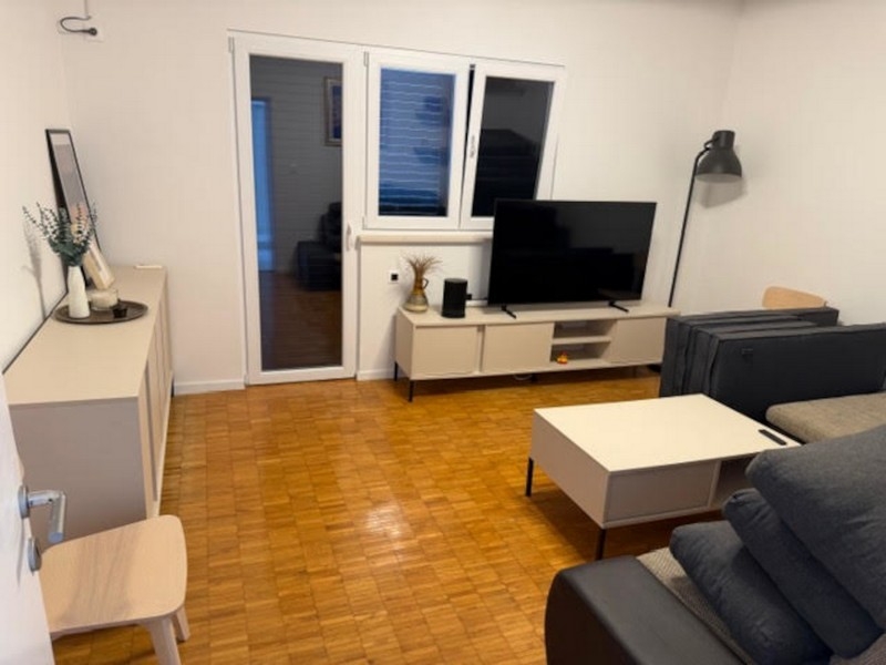 Zona giorno con TV e accesso alla terrazza