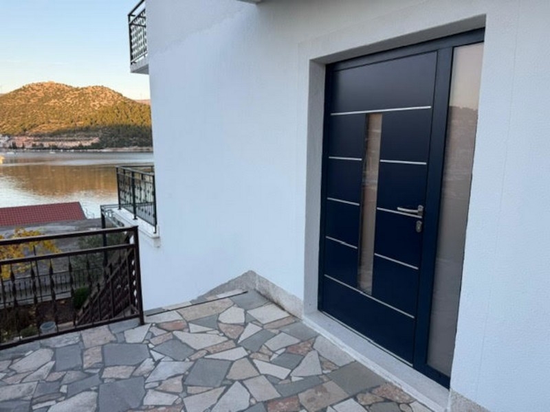 Immobili vicino al mare nella regione di Trogir, Croazia.