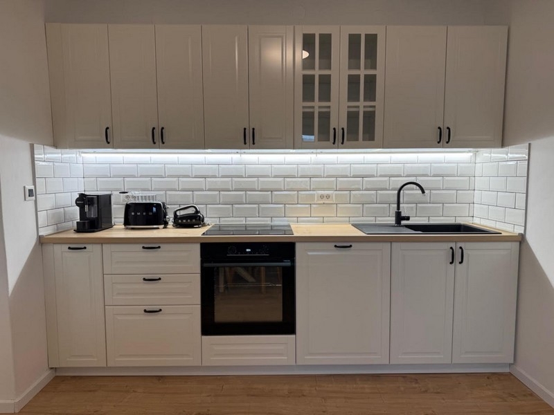 Cucina luminosa con mobili da incasso bianchi