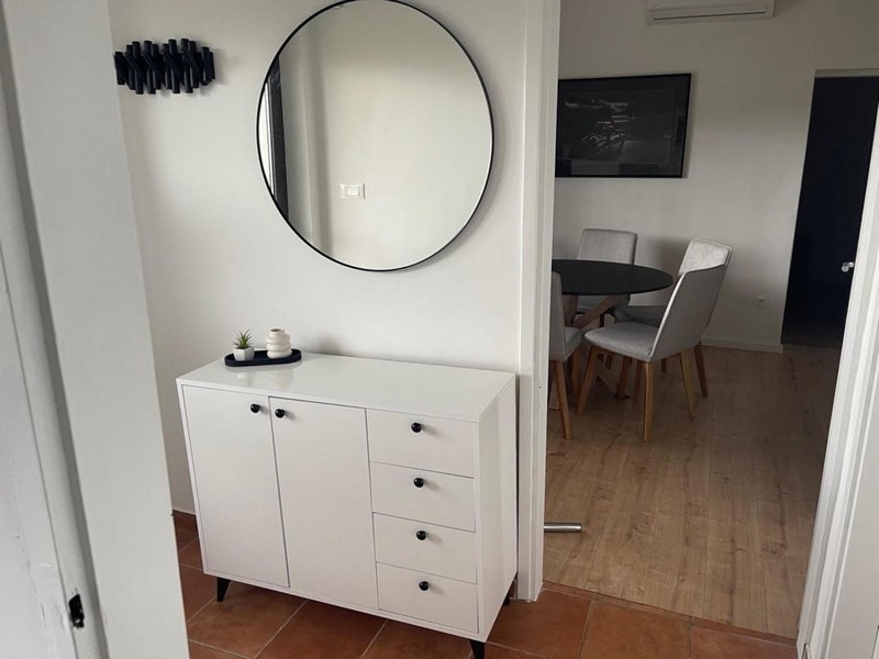 Corridoio con credenza bianca e specchio