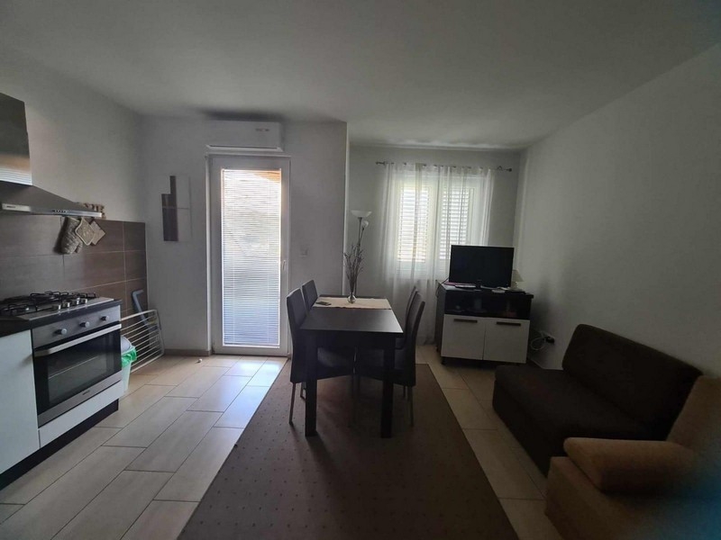 Zona giorno con cucina e zona pranzo