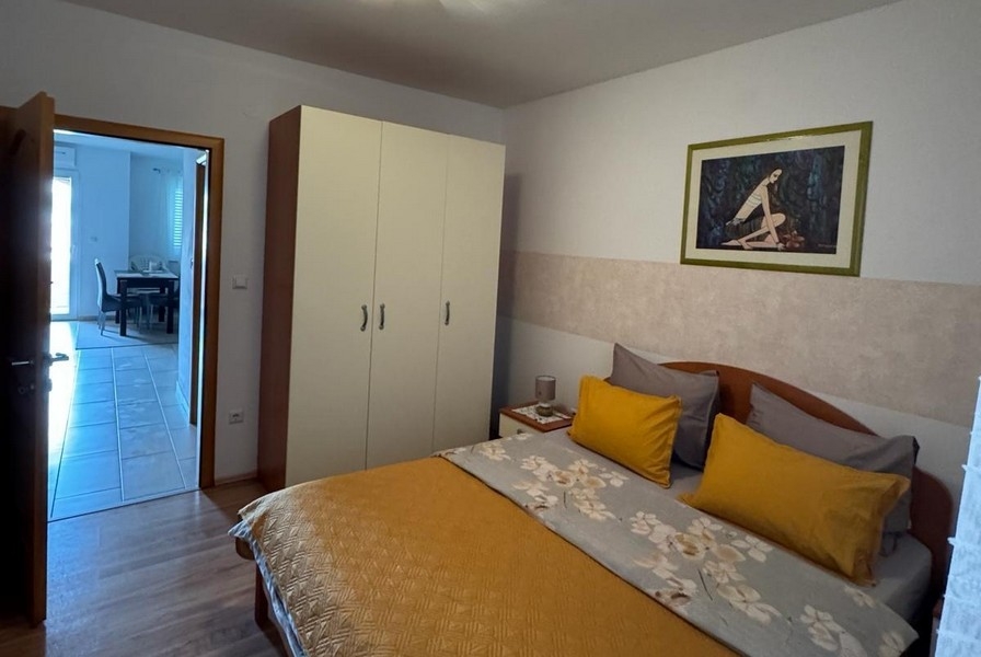 Camera da letto con letto matrimoniale e armadio